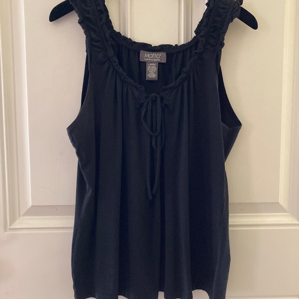 FINAL SALE! Motto Sleeveless Shirred Keyhole Top/Black/Size L/EUC/PRICE FIRM!